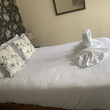The Swan @ Stoford Hotel Ngoại thất bức ảnh A bed with a duvet