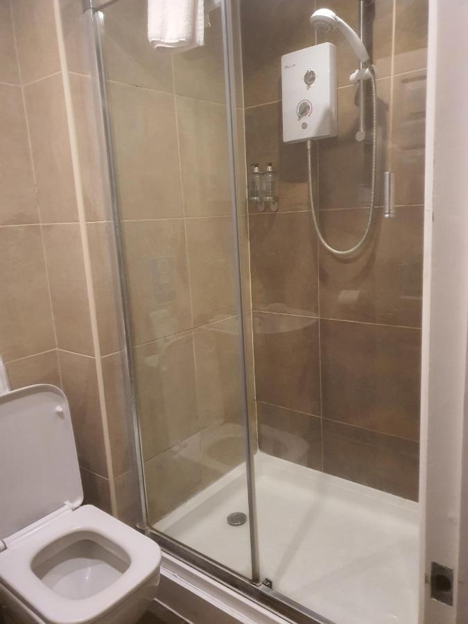 The Swan @ Stoford Hotel Ngoại thất bức ảnh A shower cubicle