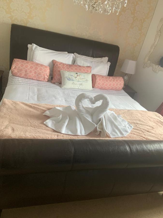 The Swan @ Stoford Hotel Ngoại thất bức ảnh A bed with a heart shaped towel