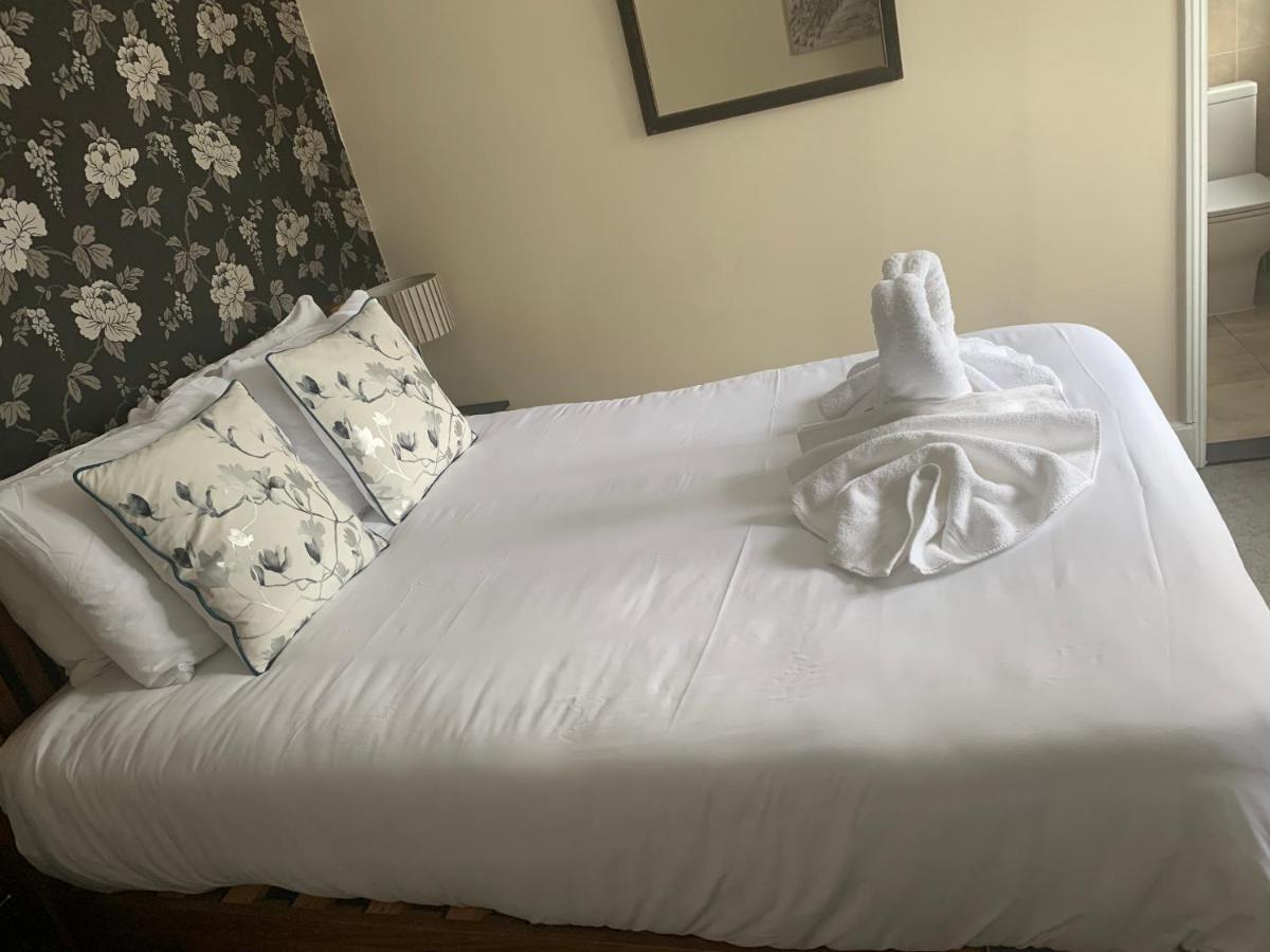 The Swan @ Stoford Hotel Ngoại thất bức ảnh A bed with a duvet