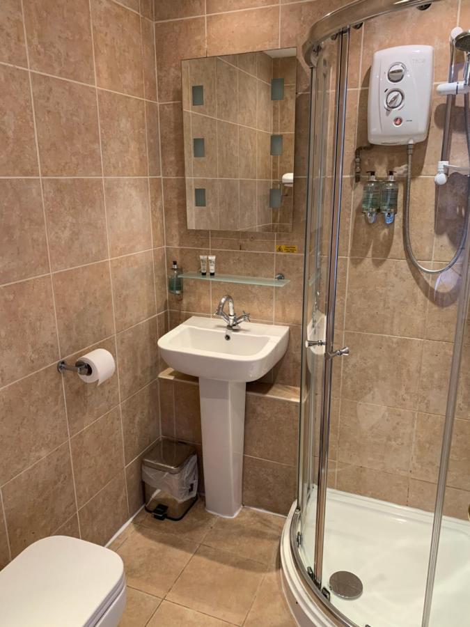 The Swan @ Stoford Hotel Ngoại thất bức ảnh A shower cubicle